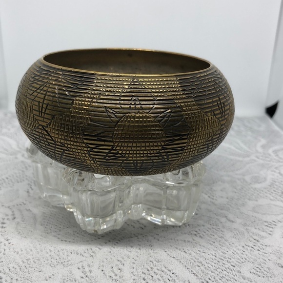 Vintage textured floral brass boho style bangle bracelet - Picture 1 of 5